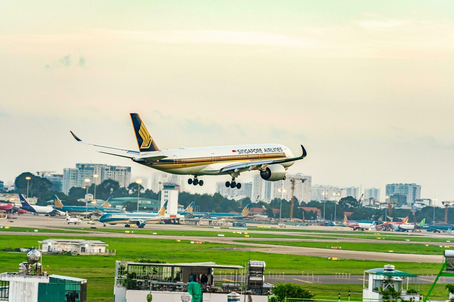 ho chi minh, Vietnam - 7 agosto 2023 le compagnie aeree volare passato punto di riferimento 81, il il più alto edificio nel Vietnam, per terra a abbronzatura figlio niente internazionale aeroporto. foto