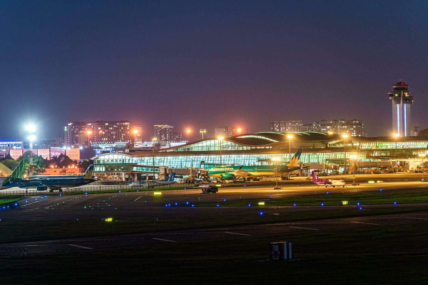 ho chi minh, Vietnam - 7 agosto 2023 le compagnie aeree volare passato punto di riferimento 81, il il più alto edificio nel Vietnam, per terra a abbronzatura figlio niente internazionale aeroporto. foto