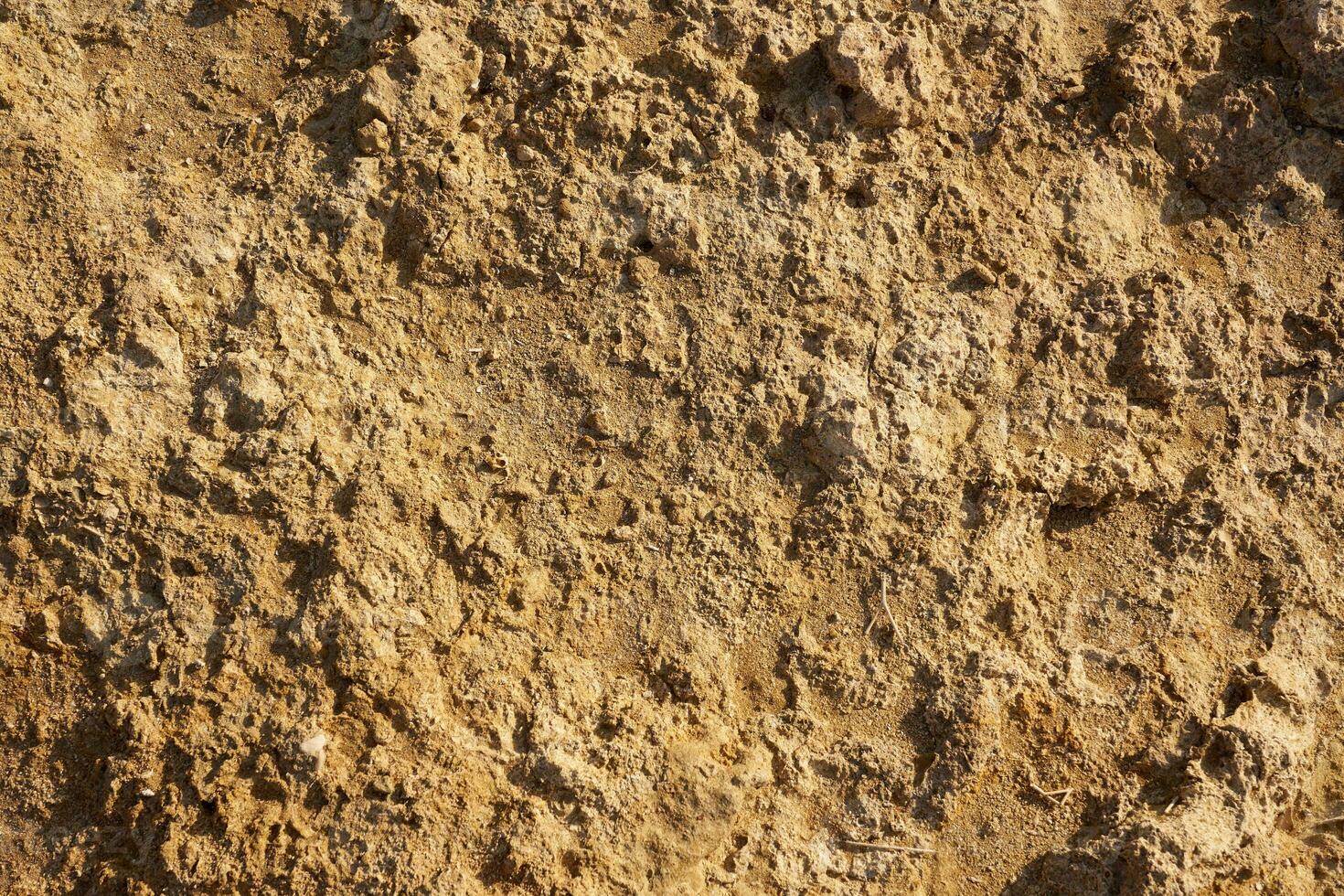 il struttura di il pietra su il sponde di il mediterraneo mare come un' sfondo. foto