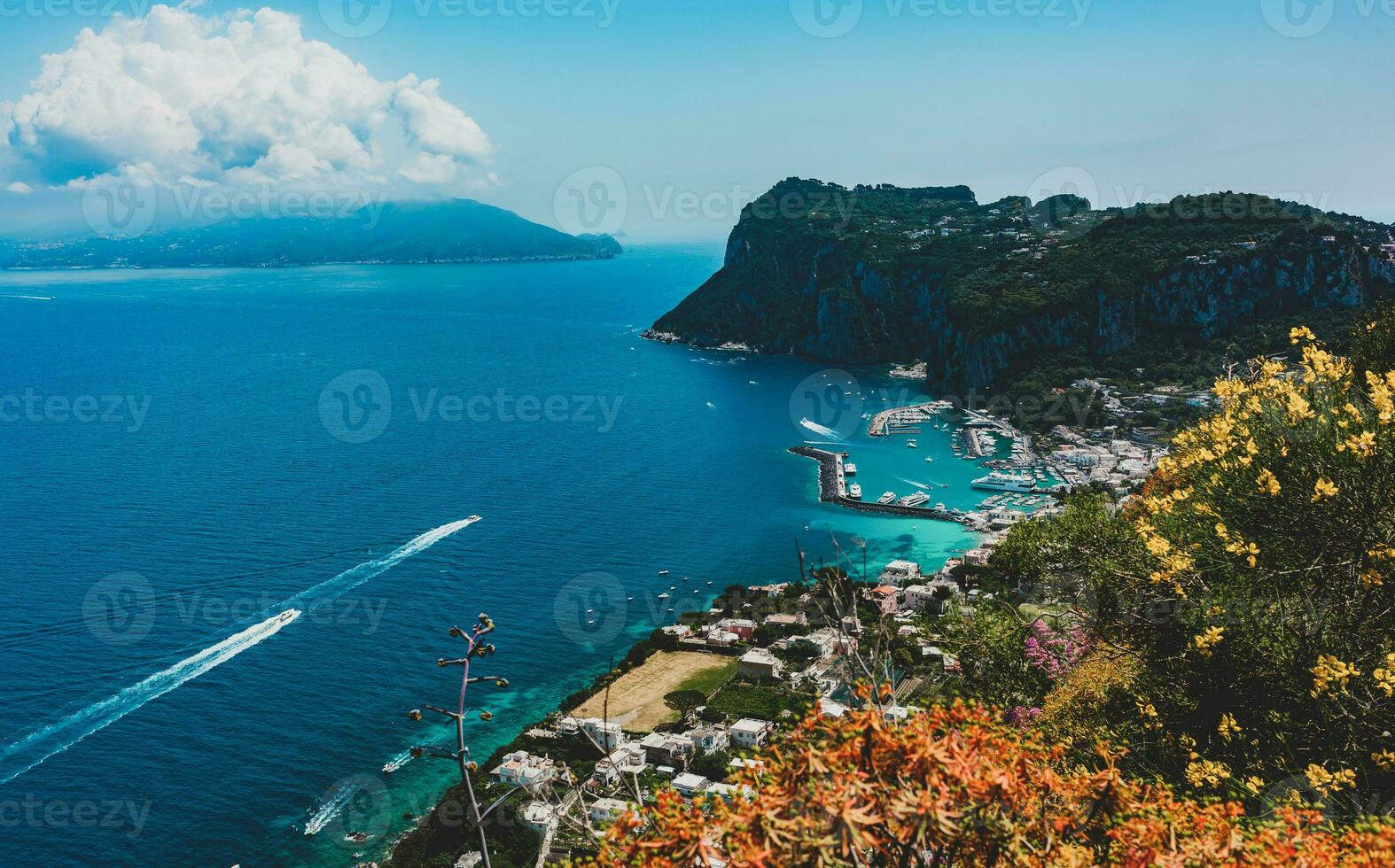 Visualizza di bellissimo marina Grande habour a partire dal sopra, capri isola, Italia foto