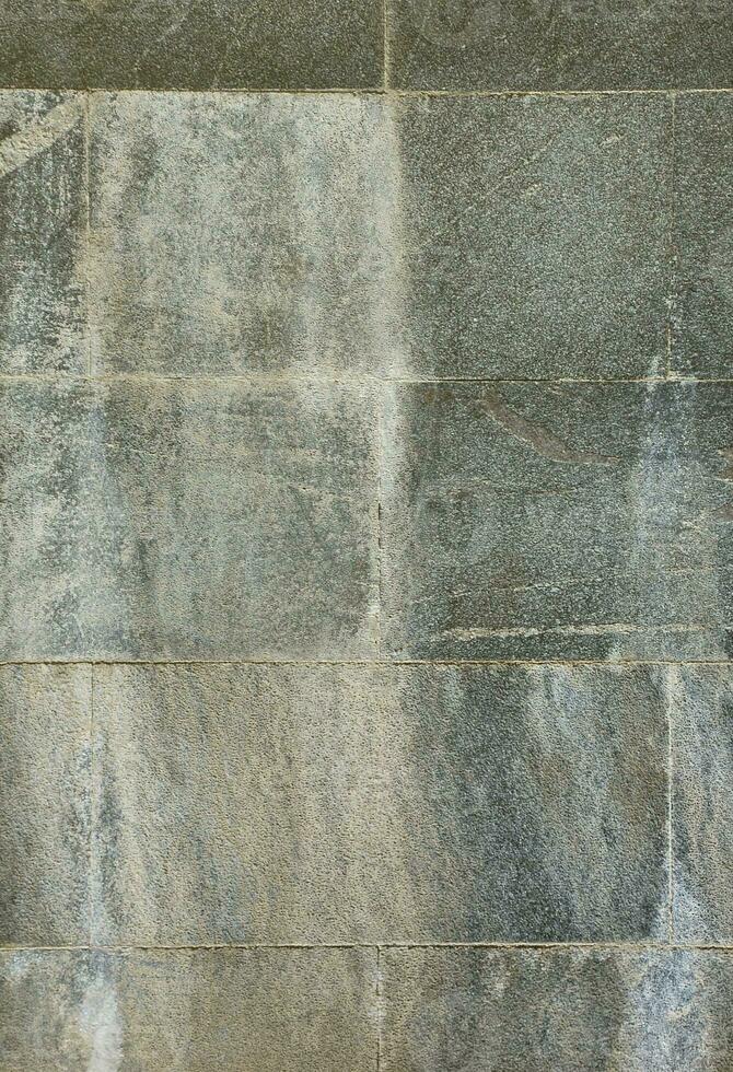 il struttura di un' parete di grande granito piastrelle quello siamo coperto con bianca striature quando esposto per umidità foto