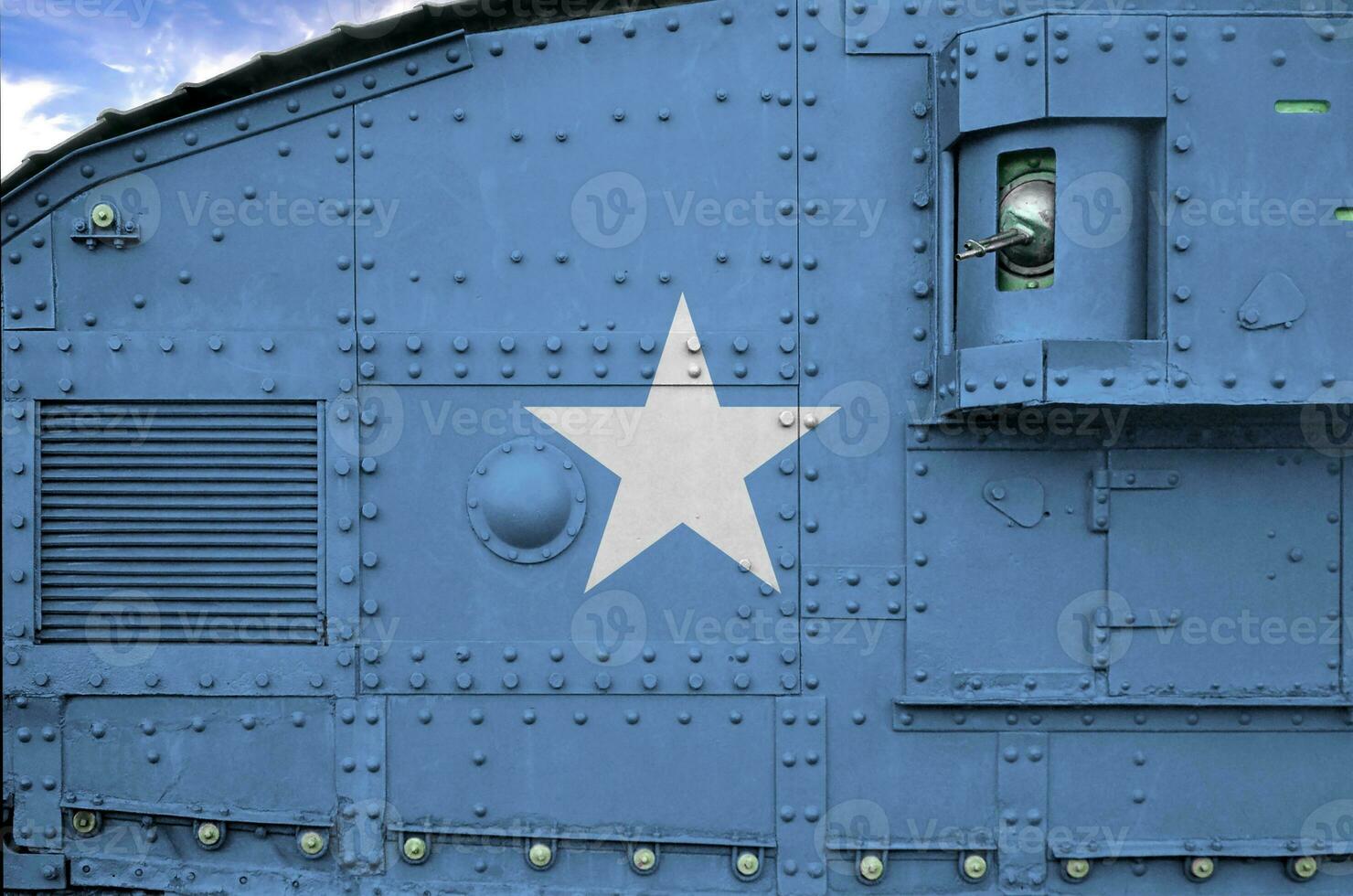 Somalia bandiera raffigurato su lato parte di militare blindato serbatoio avvicinamento. esercito forze concettuale sfondo foto