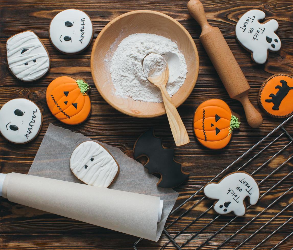 biscotti freschi del pan di zenzero di halloween sulla tavola di legno. foto