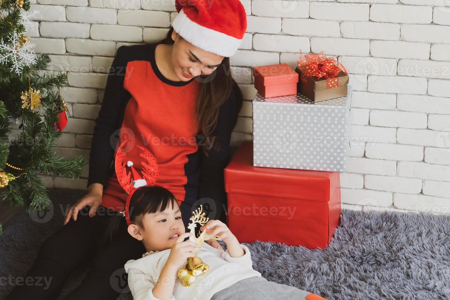 madre e figlio che festeggiano il natale foto