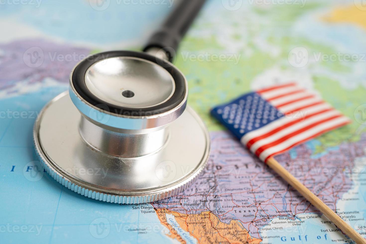 stetoscopio con bandiera usa america sulla mappa foto