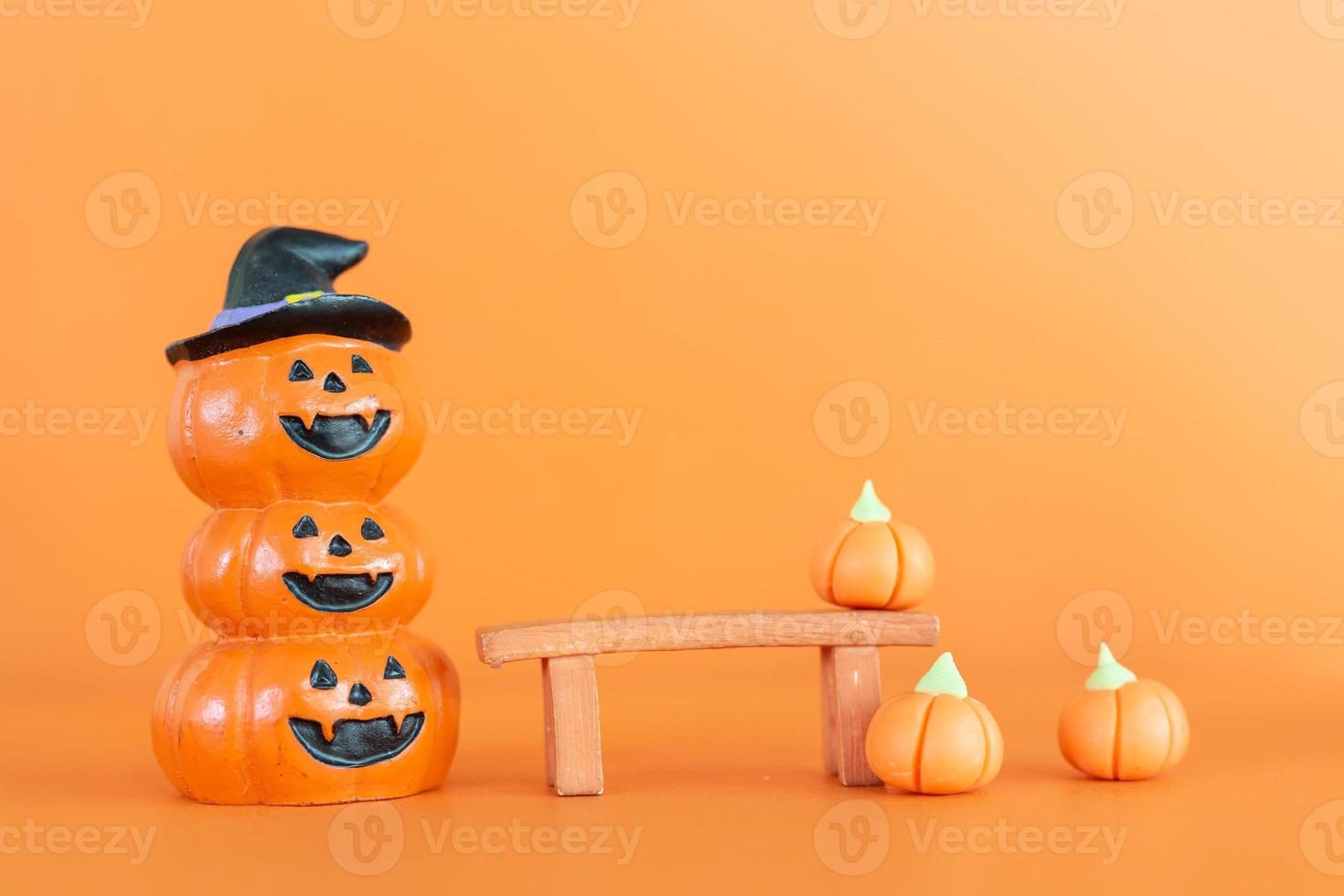 zucche di halloween su sfondo arancione, ciao ottobre concept foto