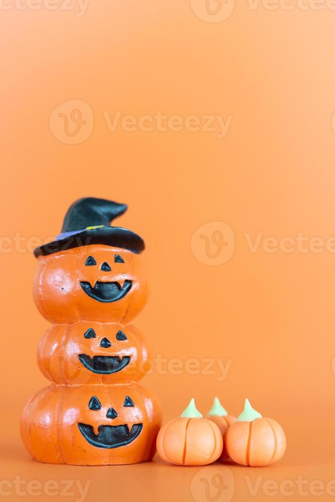 zucche di halloween su sfondo arancione, ciao ottobre concept foto