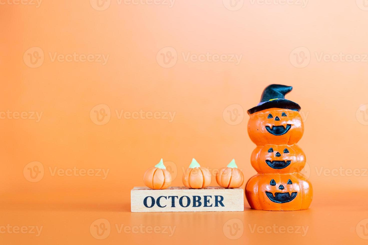 zucche di halloween su sfondo arancione, ciao ottobre concept foto