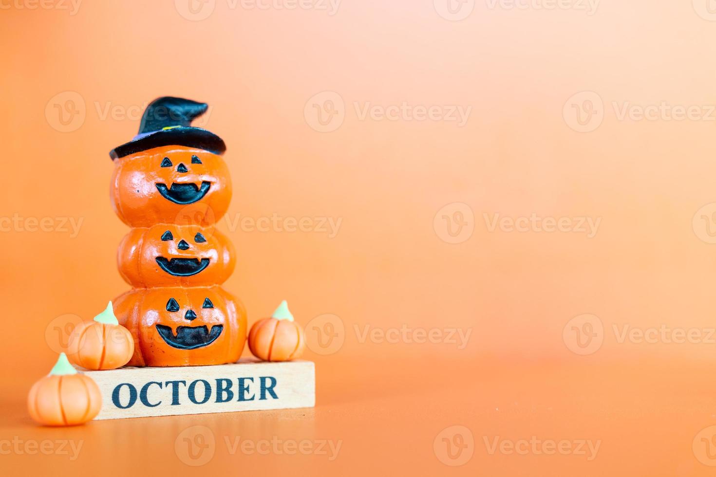 zucche di halloween su sfondo arancione, ciao ottobre concept foto