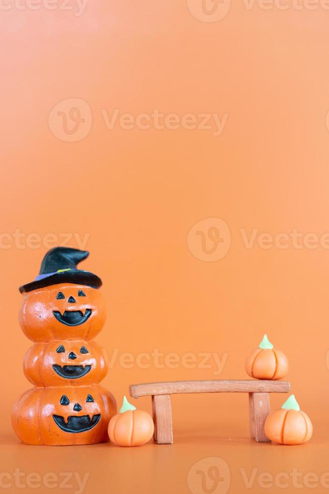 zucche di halloween su sfondo arancione, ciao ottobre concept foto