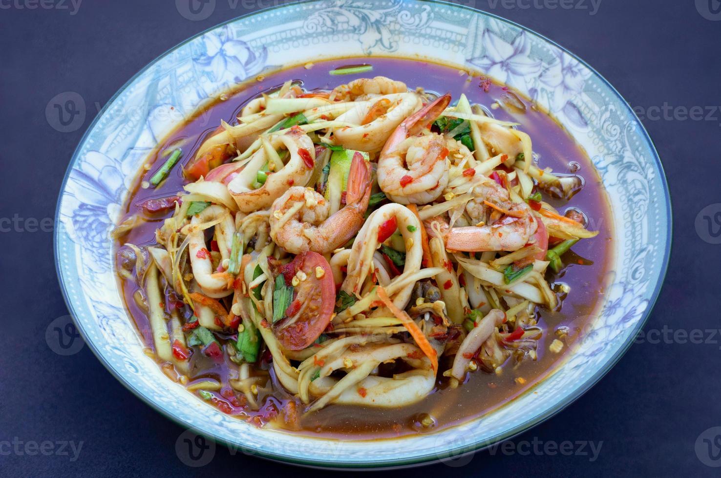 spaghetti di riso al curry di manzo, cibo di strada in thailandia foto