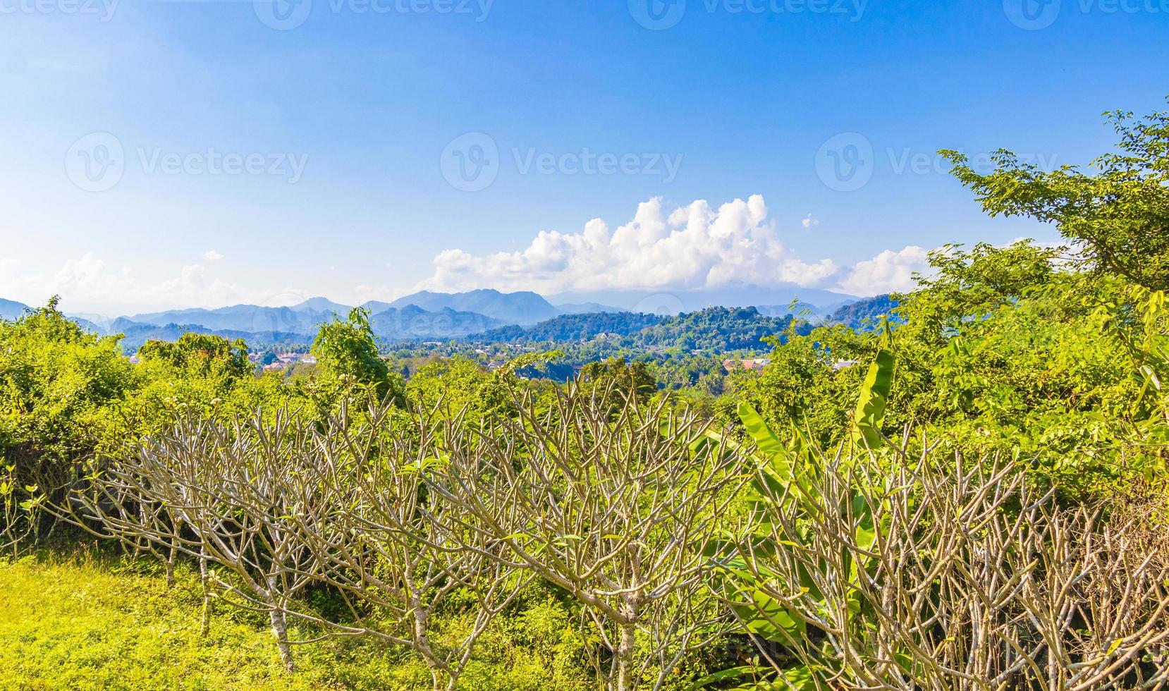 città di luang prabang in laos panorama del paesaggio con catena montuosa. foto