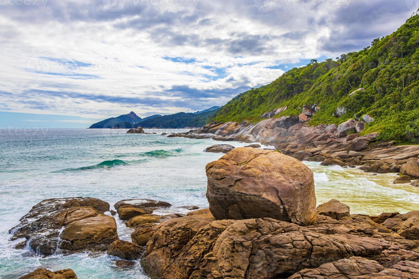 rocce onde praia lopes mendes spiaggia ilha grande island brasile. foto