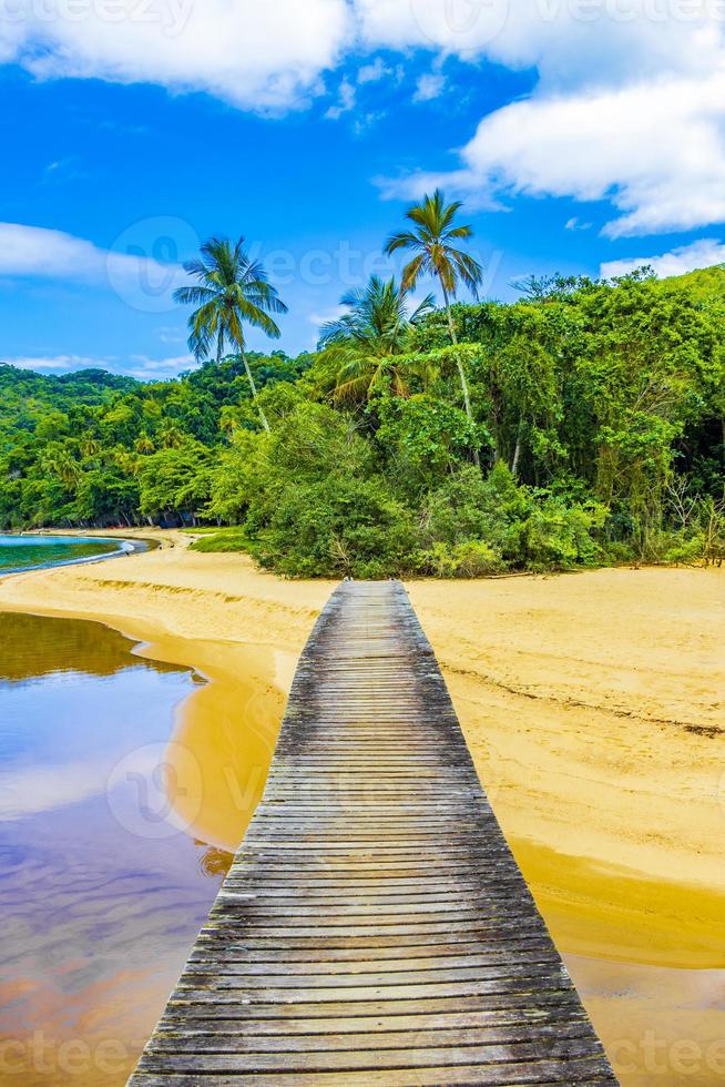 spiaggia di mangrovie e pouso con bridge island ilha grande brazil. foto