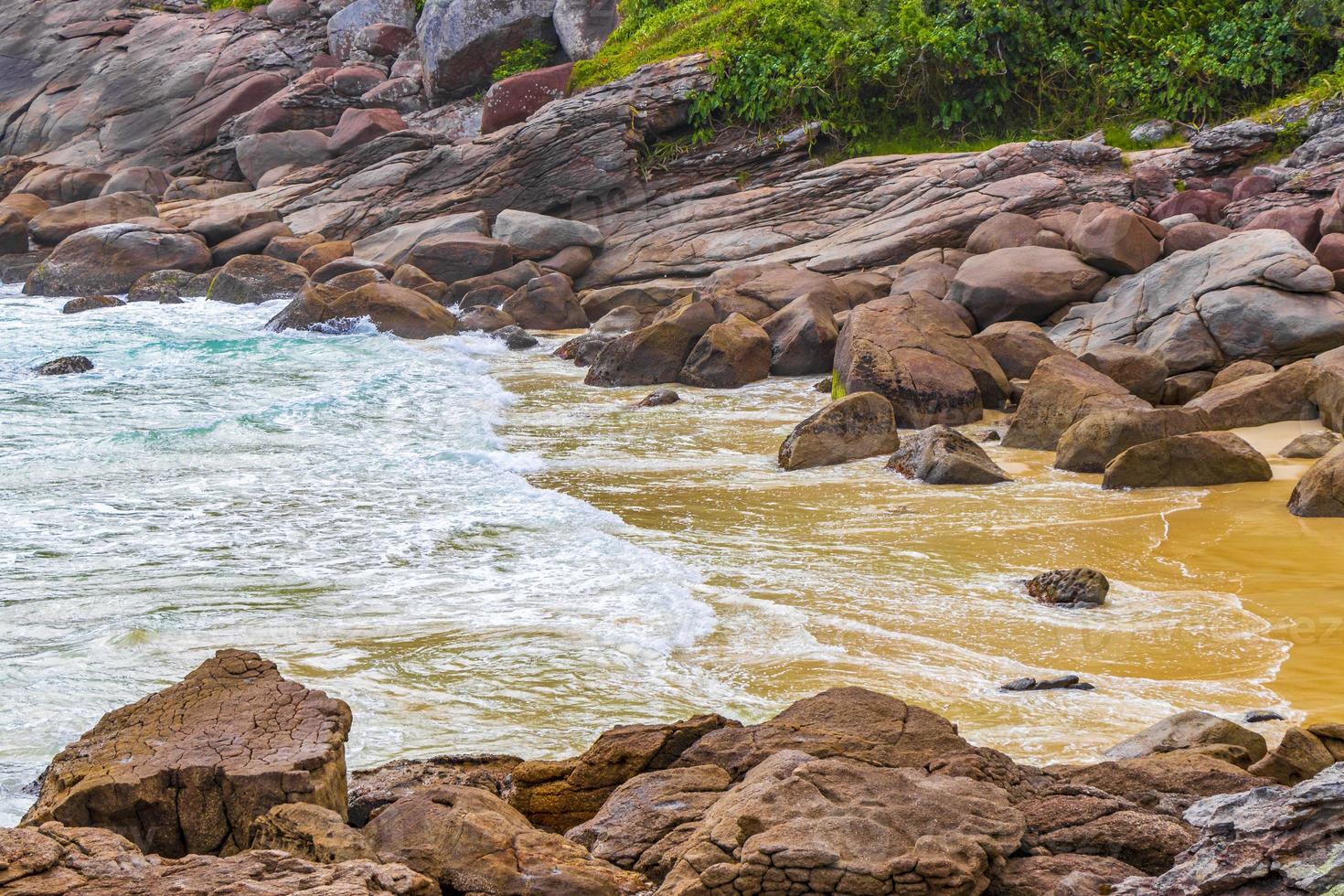 rocce onde praia lopes mendes spiaggia ilha grande island brasile. foto