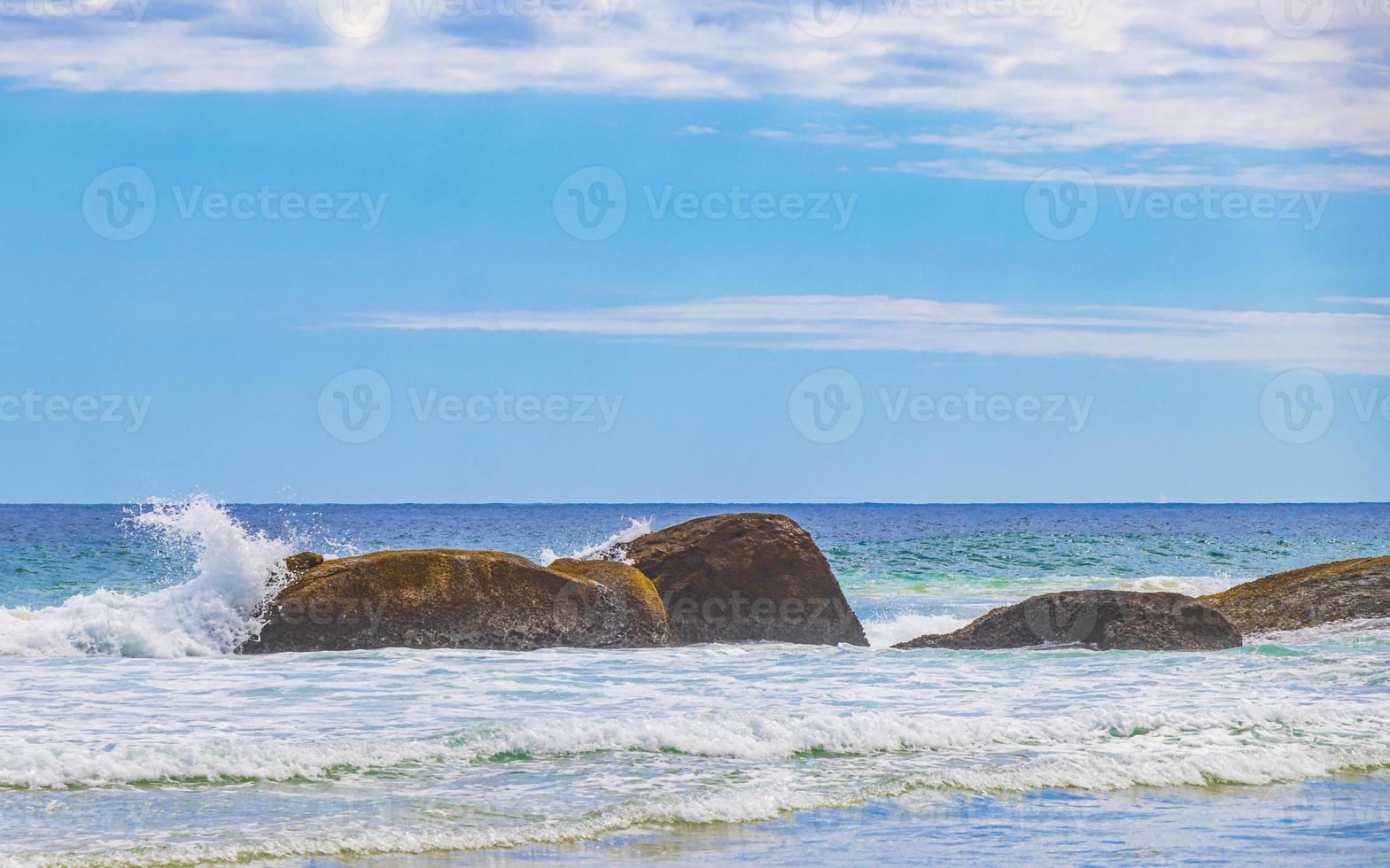 rocce onde praia lopes mendes spiaggia ilha grande island brasile. foto