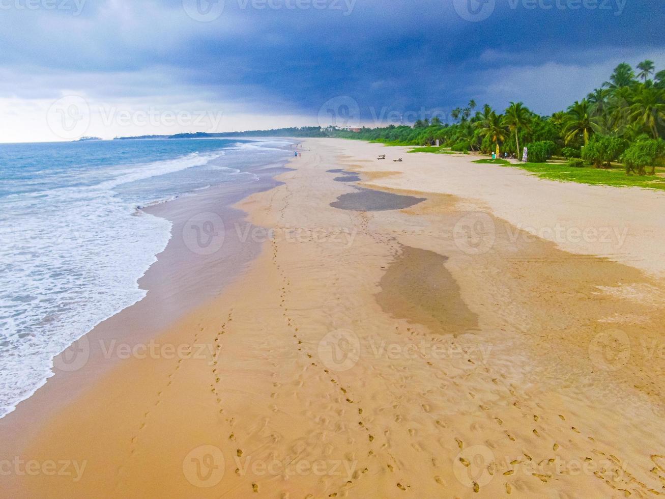 nuvole scure tempesta sopra panorama panorama spiaggia di bentota sri lanka. foto