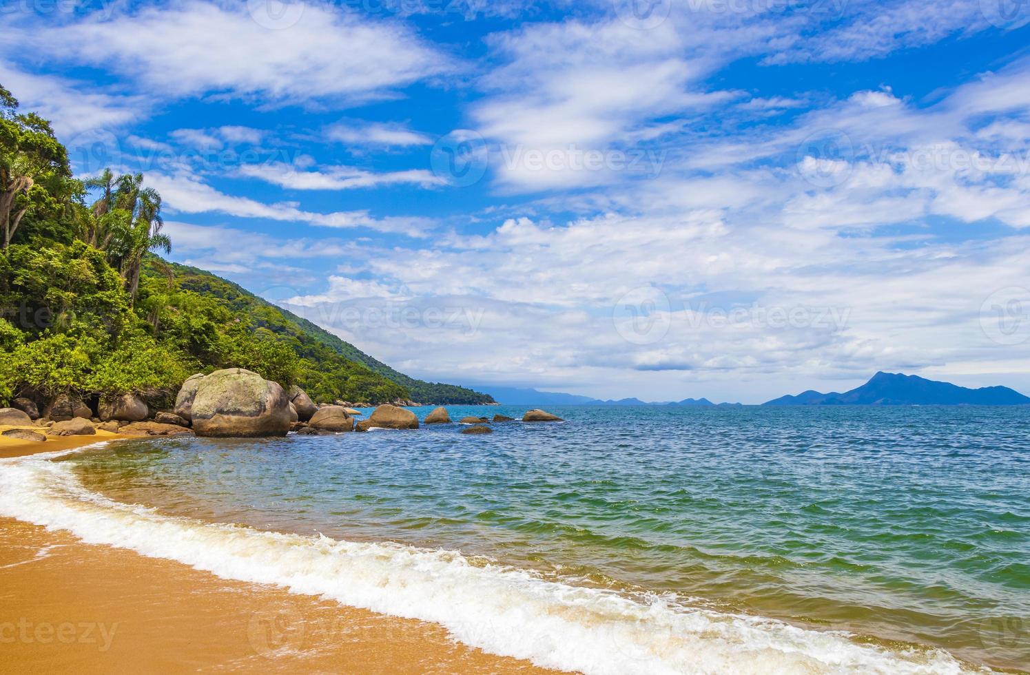 grande isola tropicale ilha grande praia de palmas beach brasile. foto