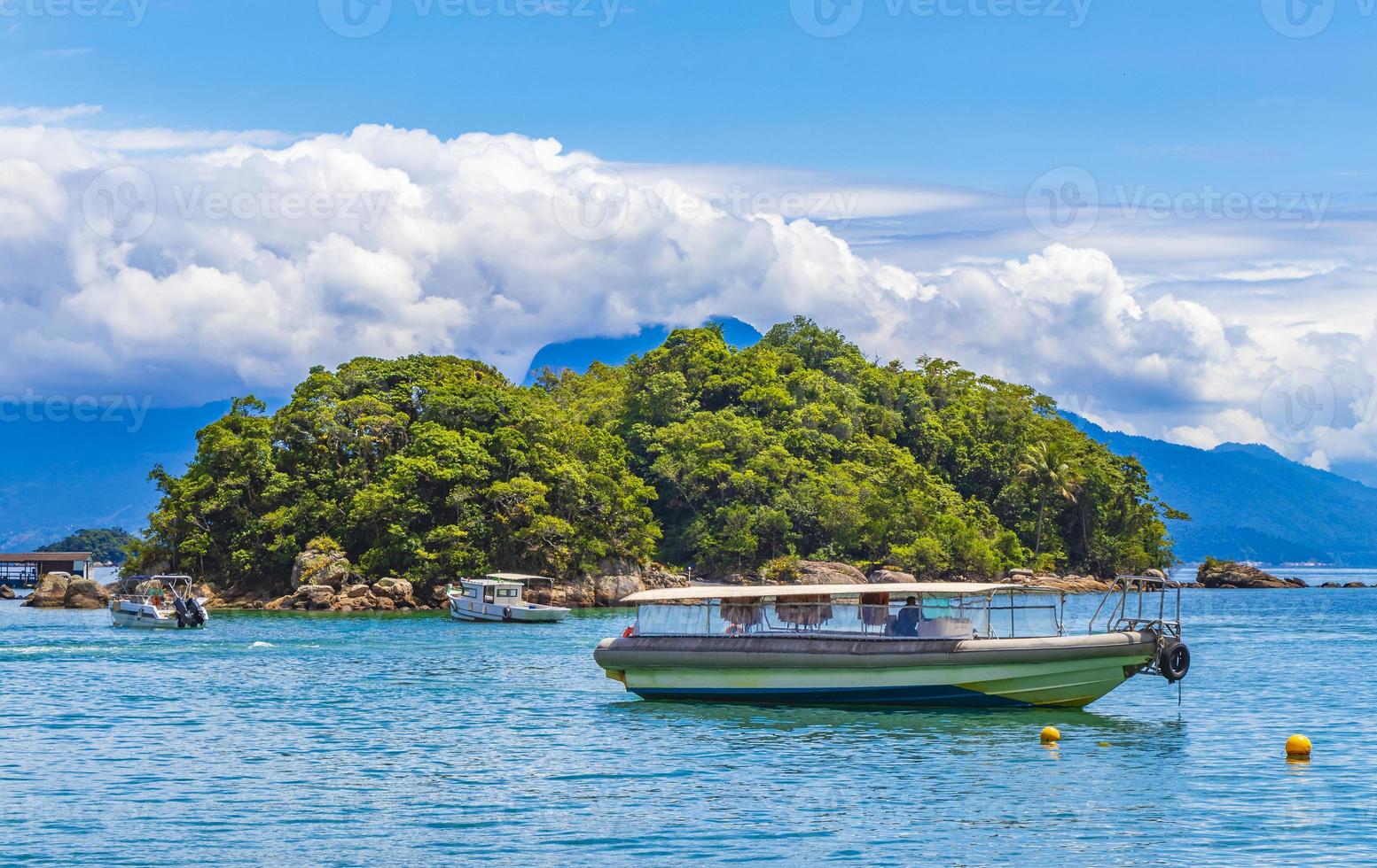 gita in barca dalla spiaggia di abraao ilha grande island brasile. foto