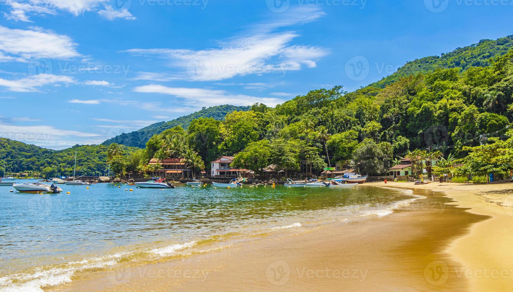 la grande isola tropicale ilha grande abraao beach brasile. foto