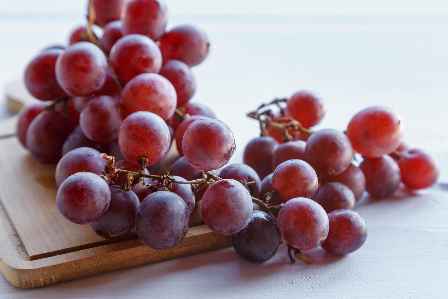 frutta fresca dell'uva rossa su fondo di legno foto