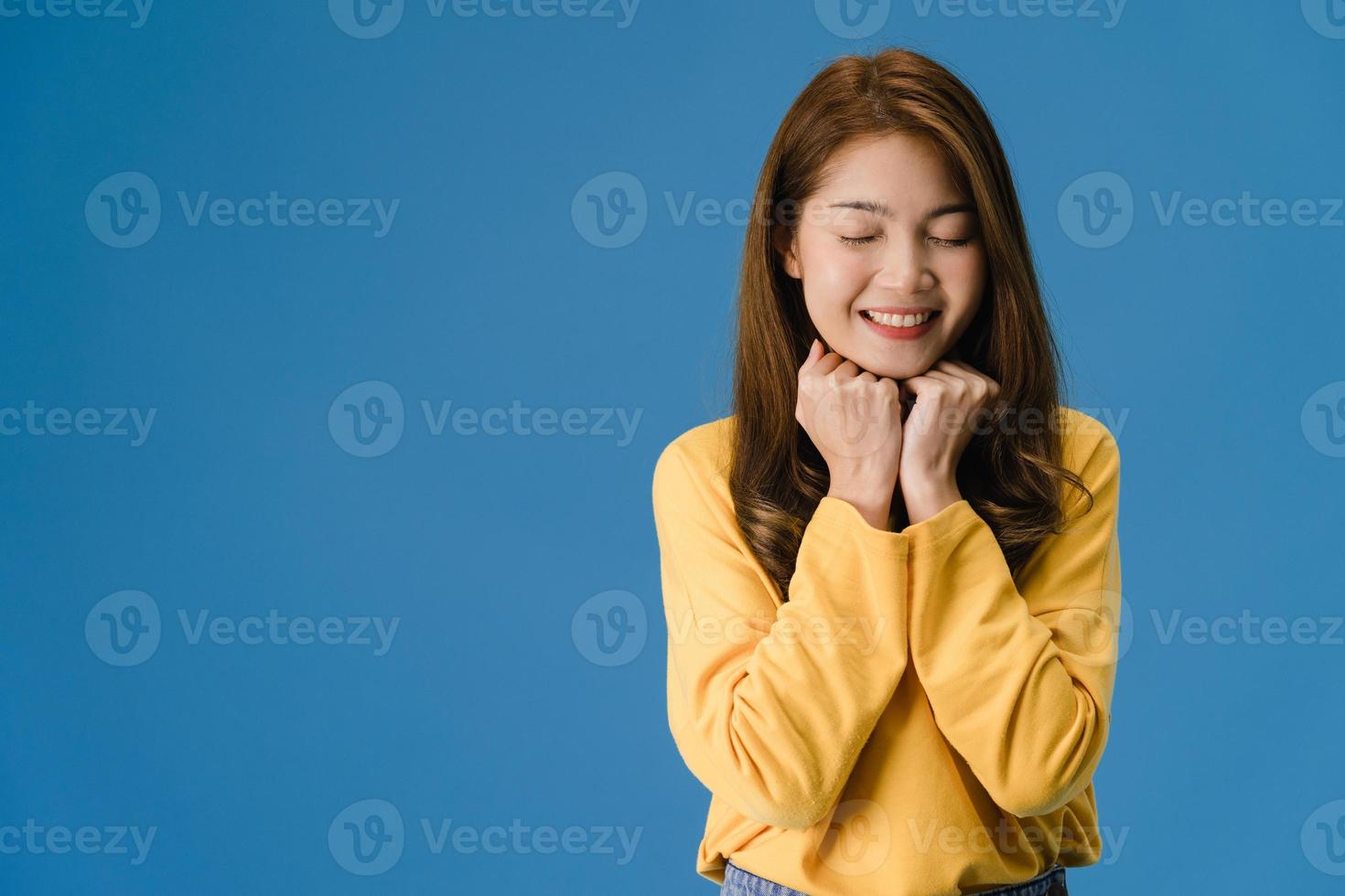 giovane donna asiatica con espressione positiva e chiudi gli occhi. foto