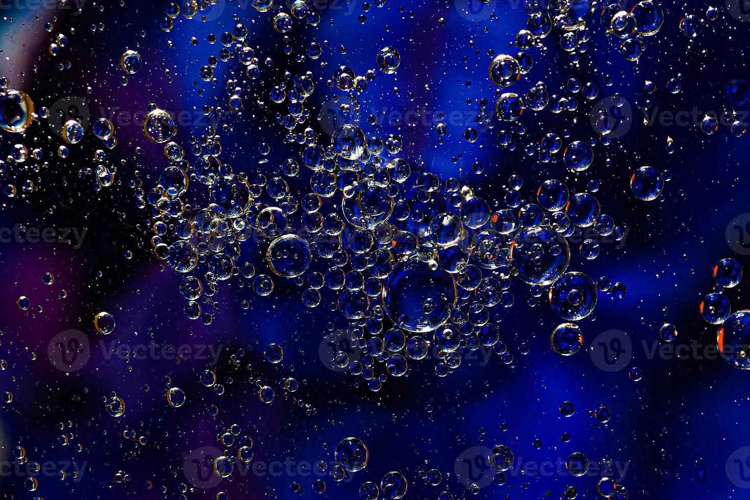 foto di olio su una superficie d'acqua con bolle
