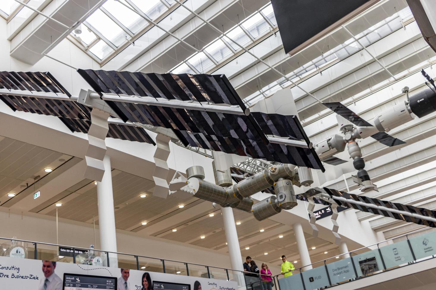 brema, germania, 2021 - decorazione del soffitto nell'aeroporto di brema foto