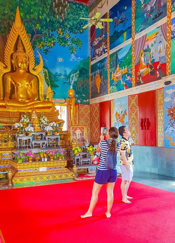 koh samui, thailandia, 2021 - persone che guardano la statua del buddha d'oro foto