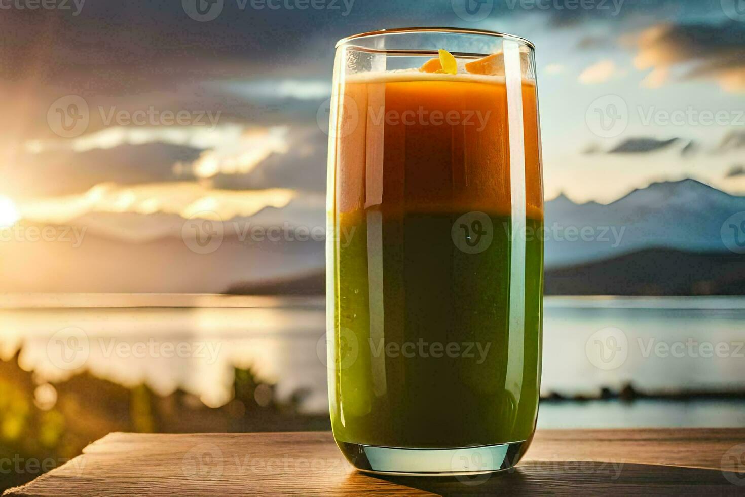 un' bicchiere di verde succo con il sole ambientazione dietro a esso. ai-generato foto