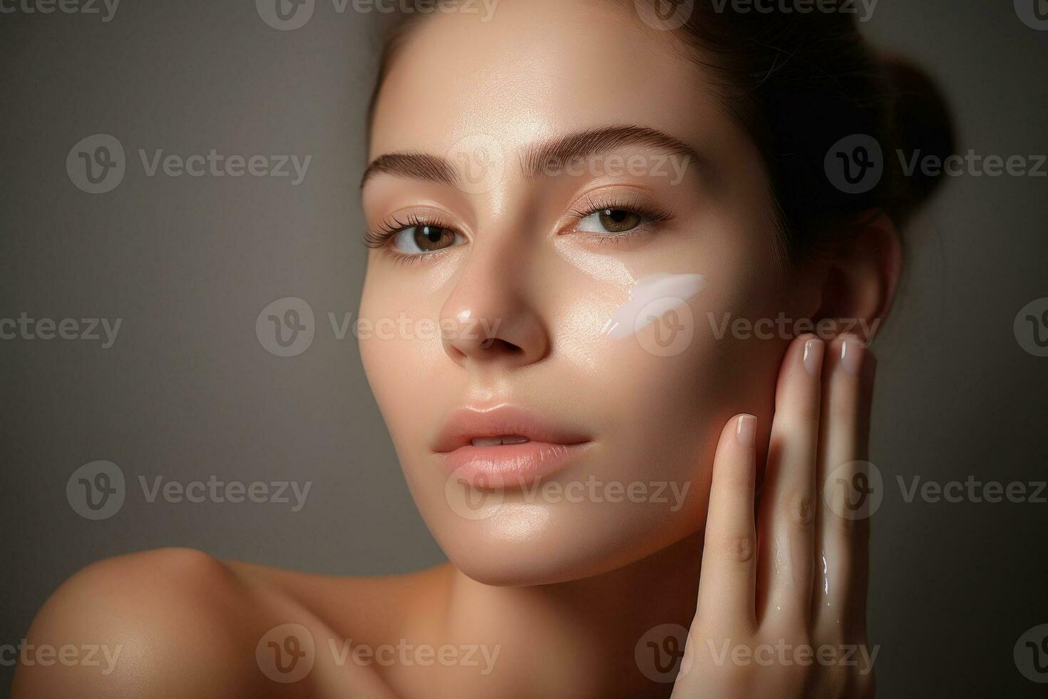 donna l'applicazione idratante crema su viso pelle. generativo ai foto