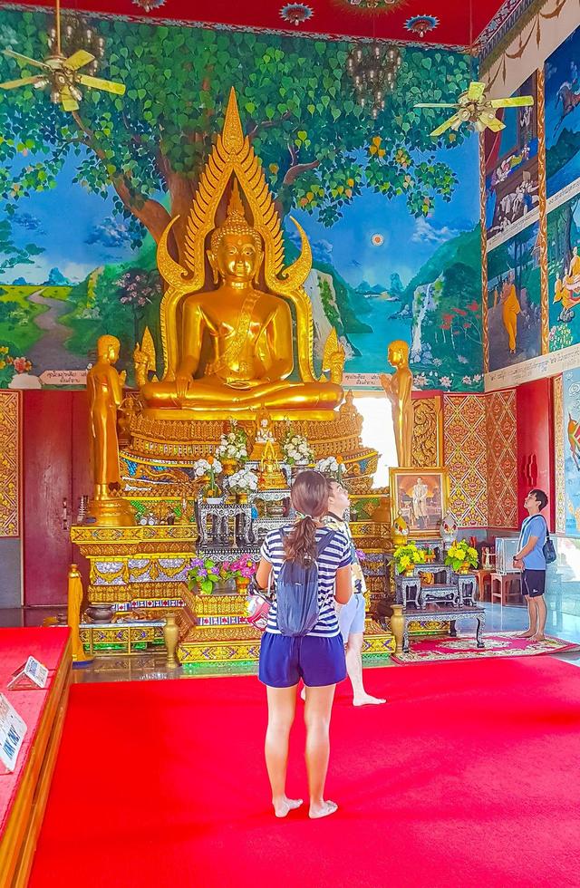 koh samui, thailandia, 2021 - persone che guardano la statua del buddha d'oro foto