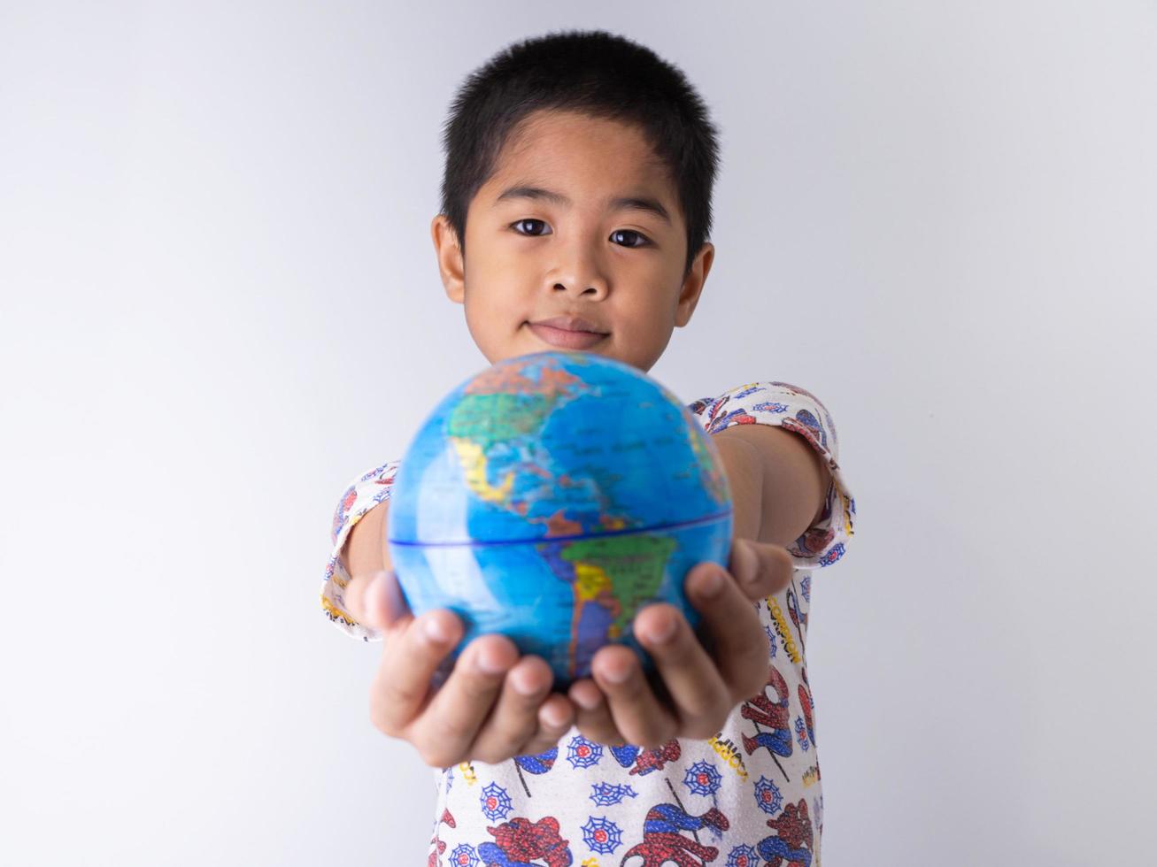 ragazzo con in mano un globo foto