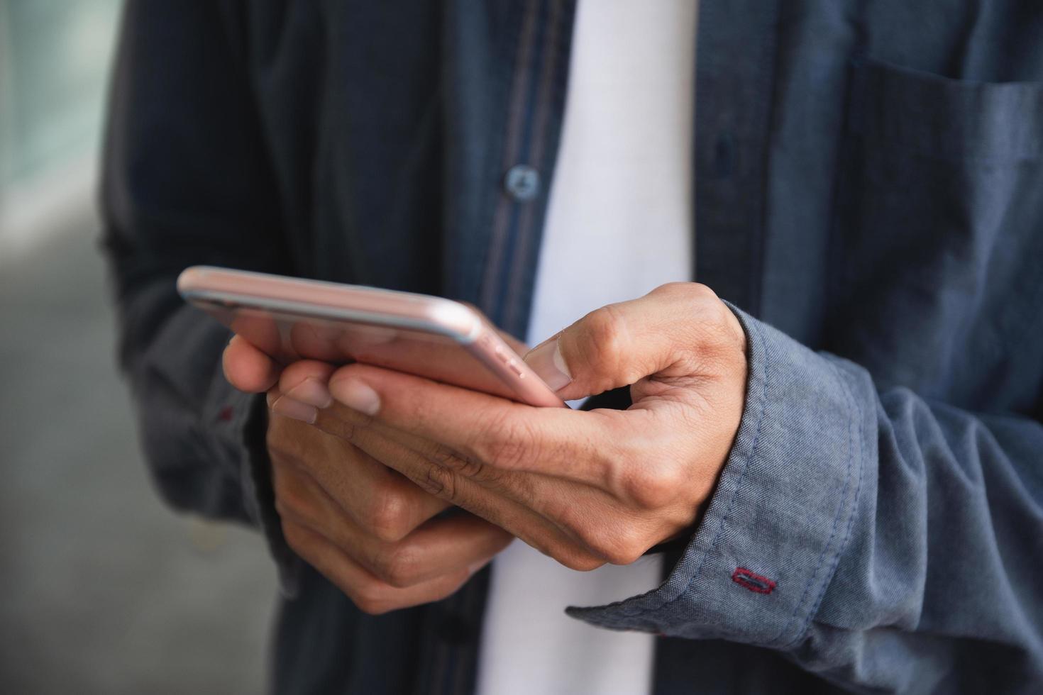 primo piano mano utilizzando smartphone, tecnologia internet del telefono cellulare foto