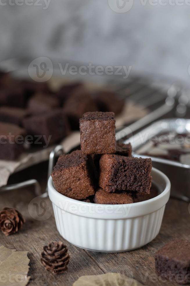 primo piano torta brownie al cioccolato, dessert con latte foto