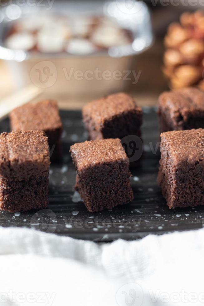 primo piano torta brownie al cioccolato, dessert con latte foto