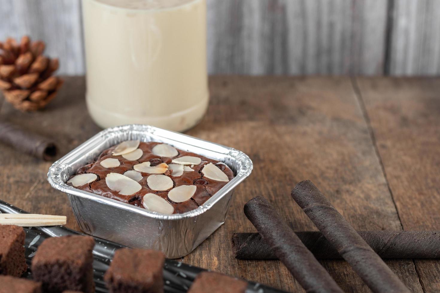 torta brownie al cioccolato, dolce al latte foto