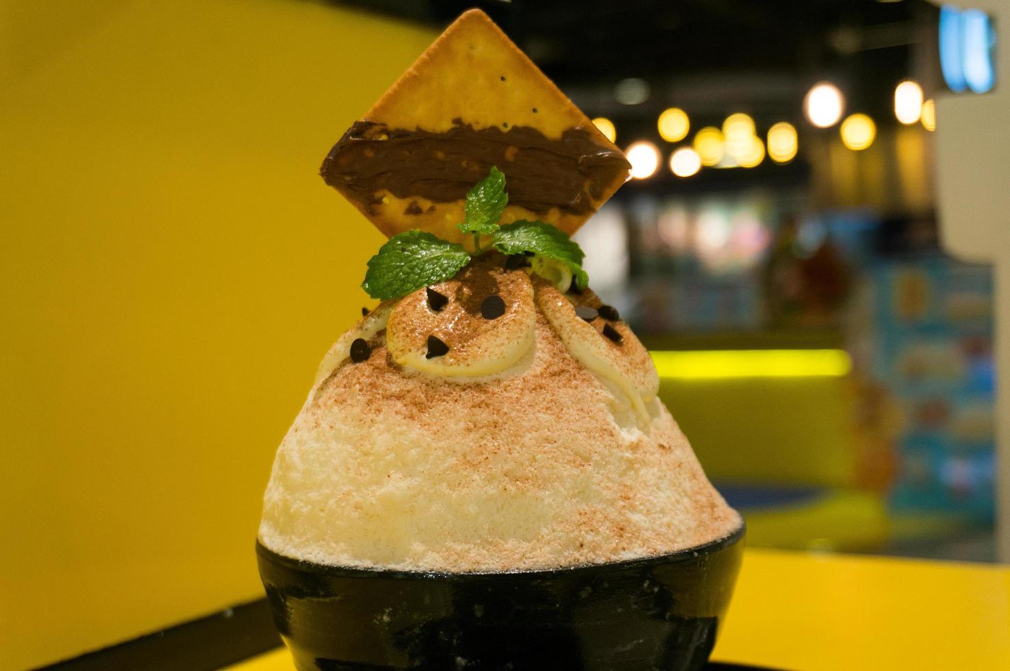 Il binsu coreano di ghiaccio tritato è ghiaccio tritato con gelato al cioccolato foto