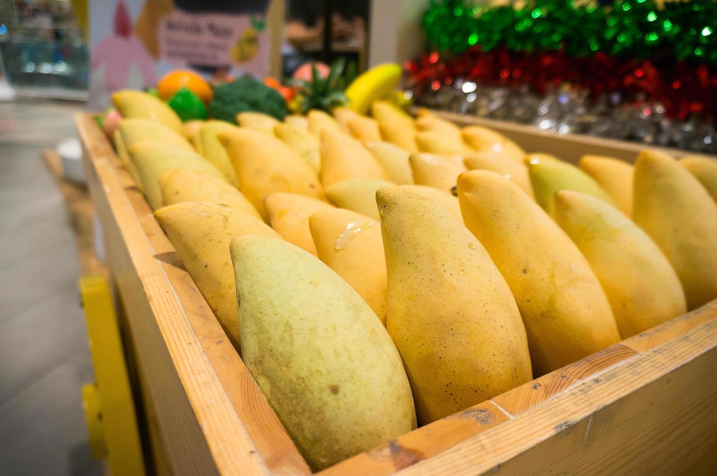 spazio della copia del fondo della frutta tropicale del mango fresco. foto