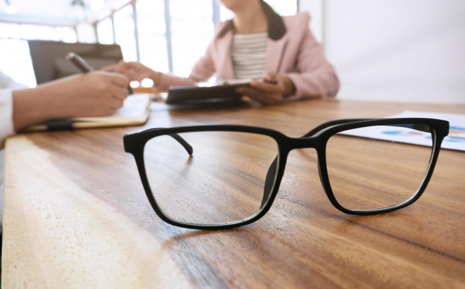 uomini d'affari che incontrano idee progettuali professionali foto