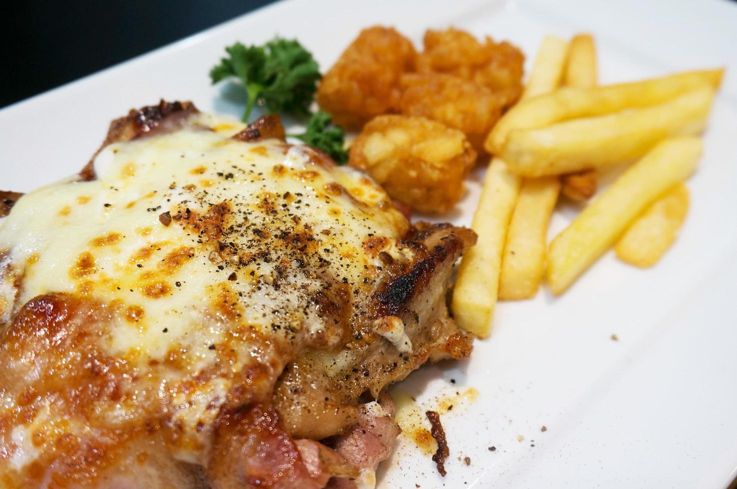 cena, bistecca di pollo, patatine fritte e salsa. foto