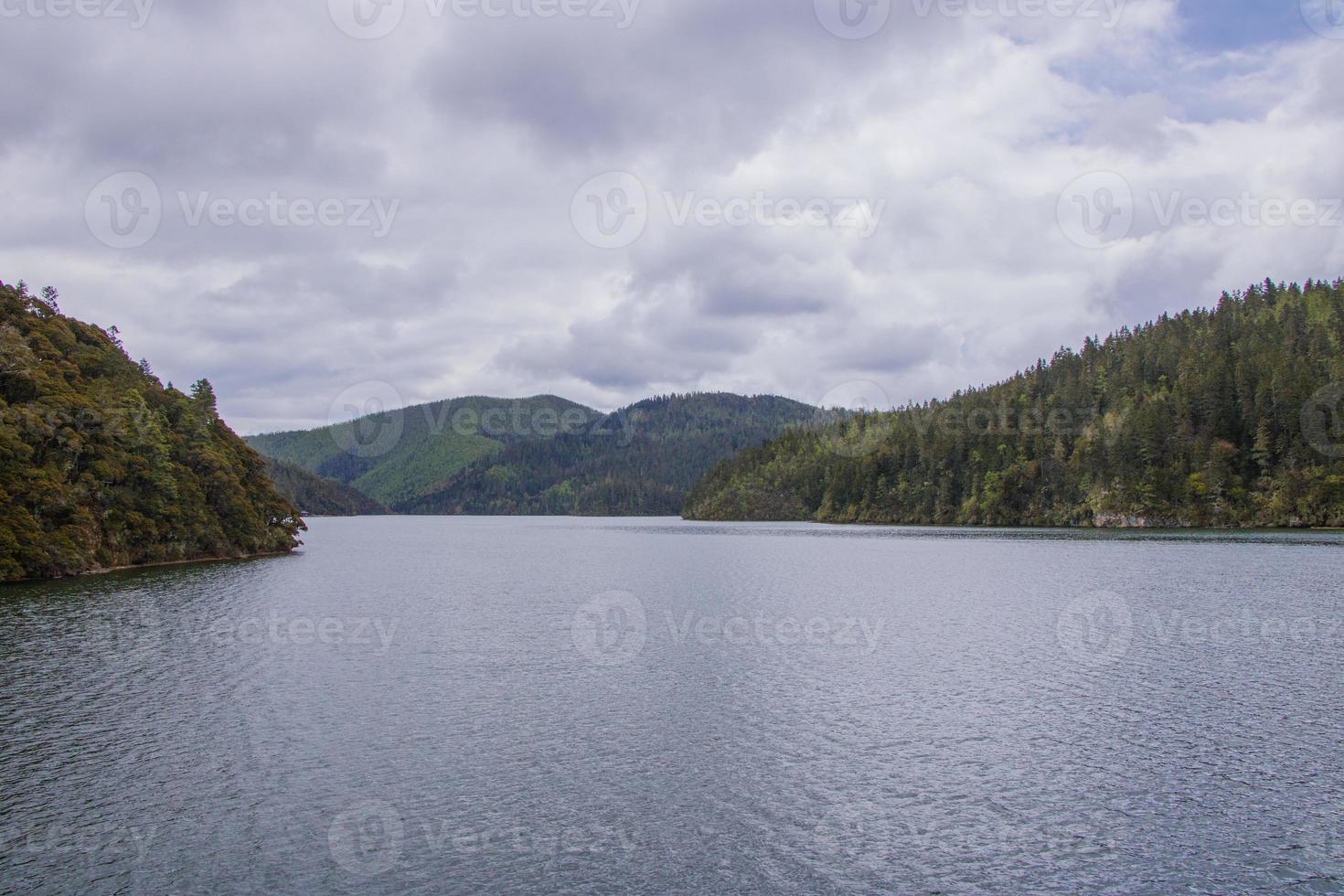 lago di montagna nel parco nazionale di pudacuo a shangri la, yunnan china foto