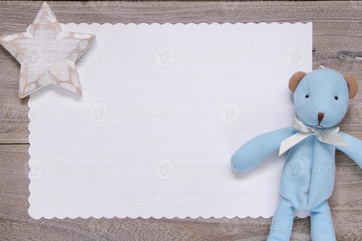 tavola di legno carta da lettere bianca orso blu bambola stella mestiere foto