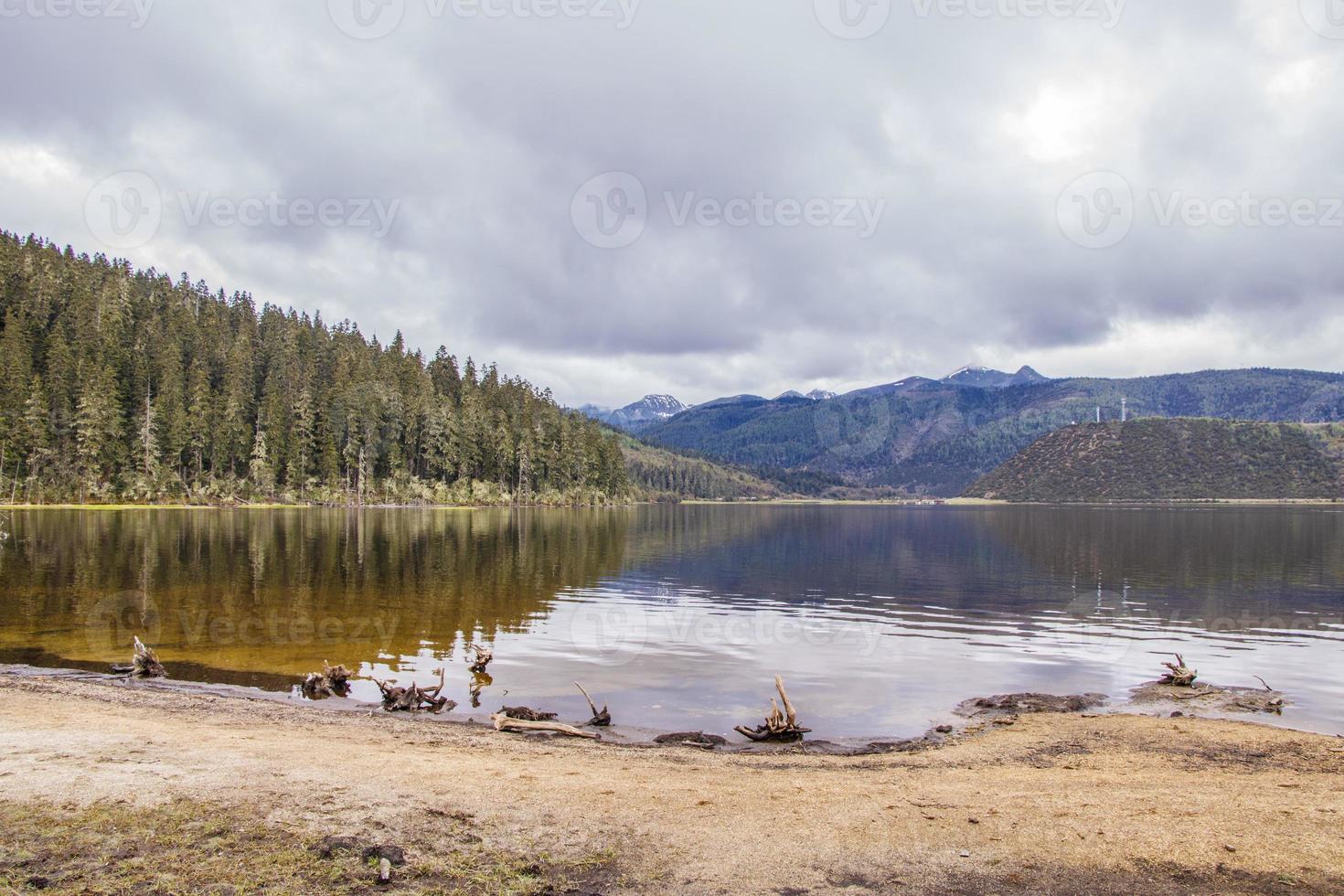 lago nel parco nazionale di pudacuo a shangri la, provincia dello yunnan, cina foto