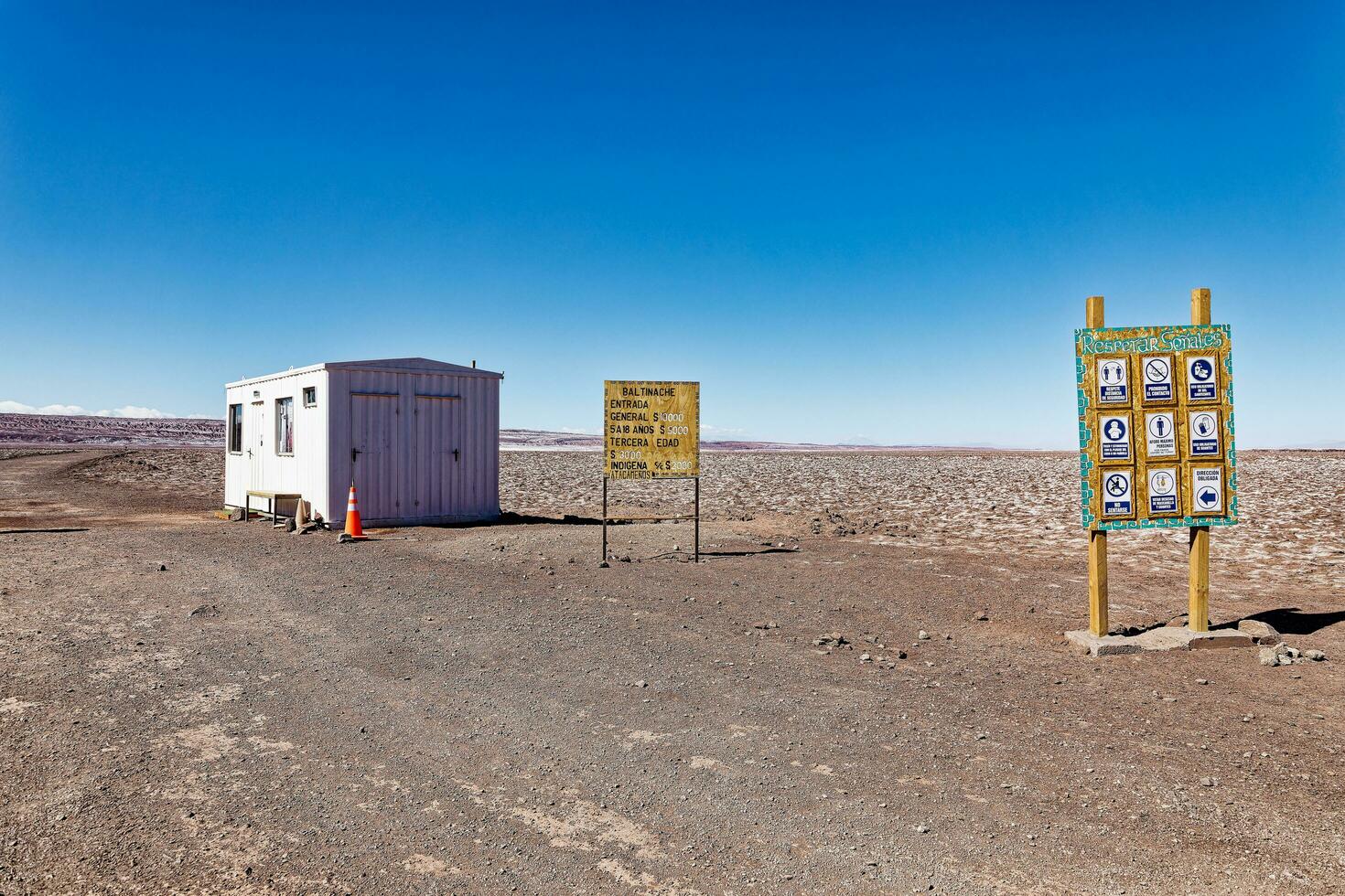 paesaggio di il nascosto baltinache lagune - atacama deserto - chile. foto