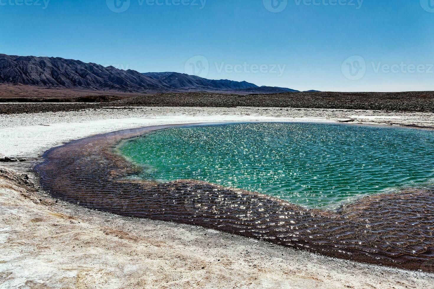 paesaggio di il nascosto baltinache lagune - atacama deserto - chile. foto