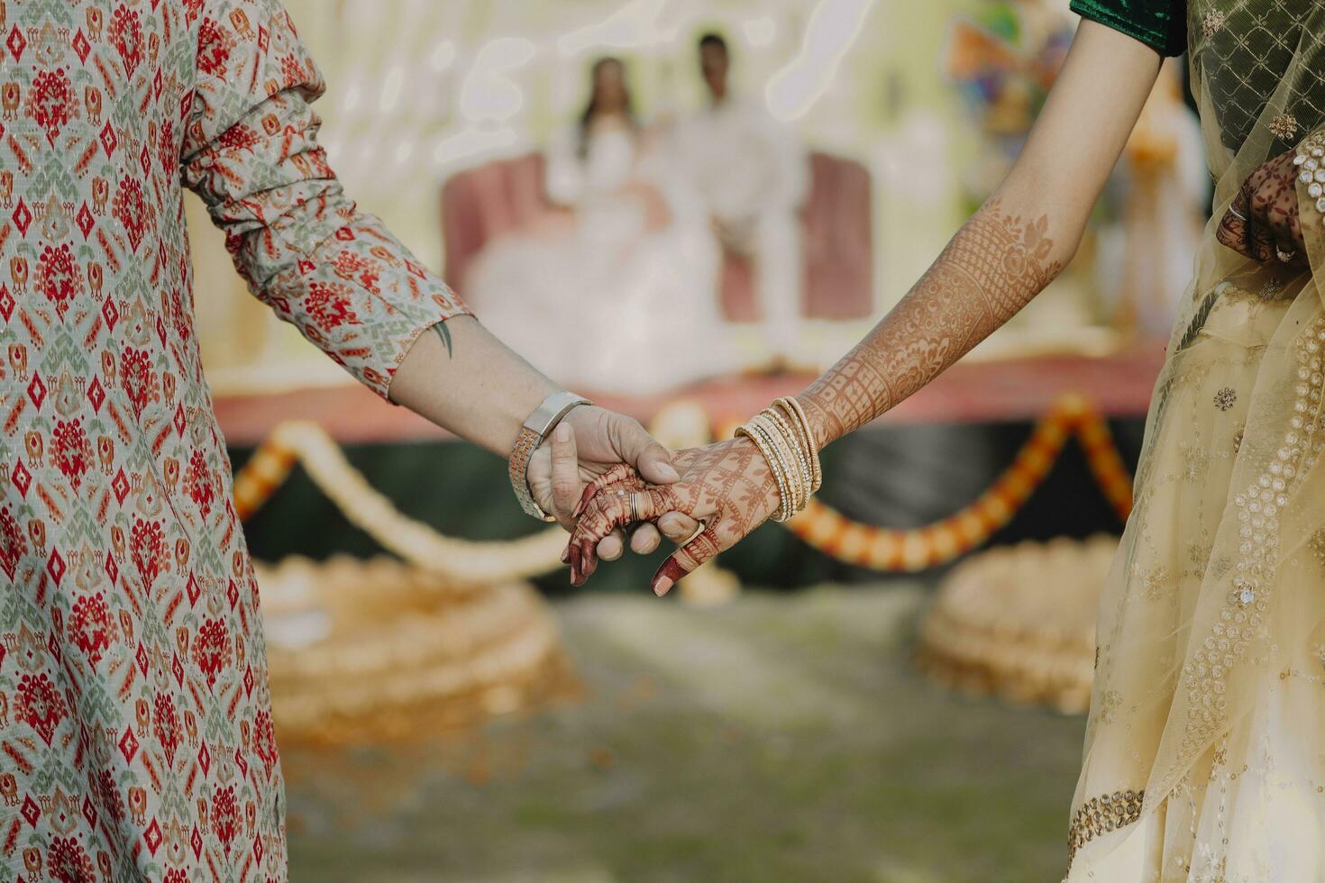 avvicinamento Visualizza di sposato coppia, sposa e sposo Tenere mani foto