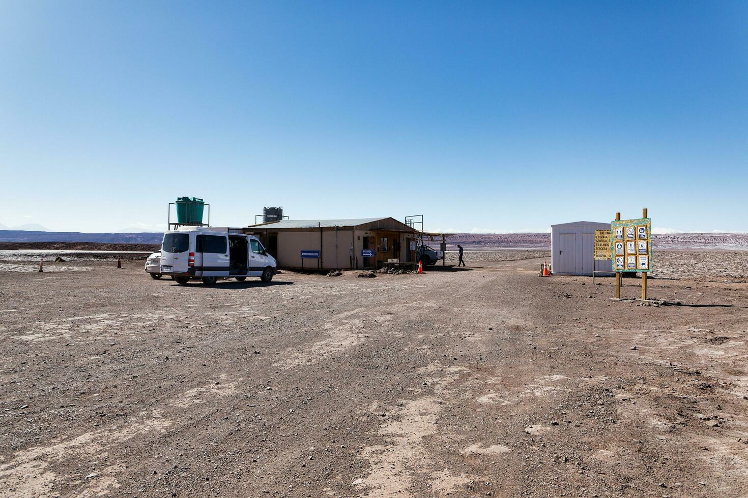 paesaggio di il nascosto baltinache lagune - atacama deserto - chile. foto