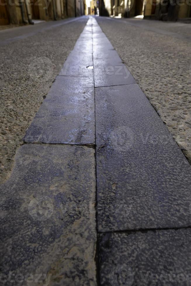 vecchia strada bagnata della città foto