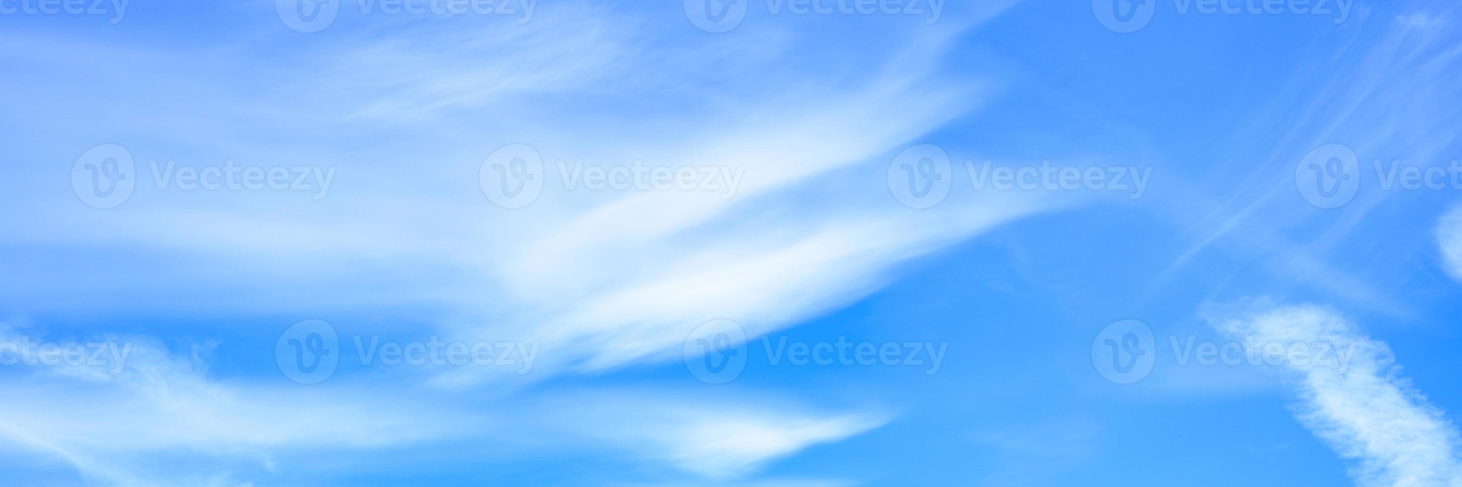 belle nuvole di cielo blu foto